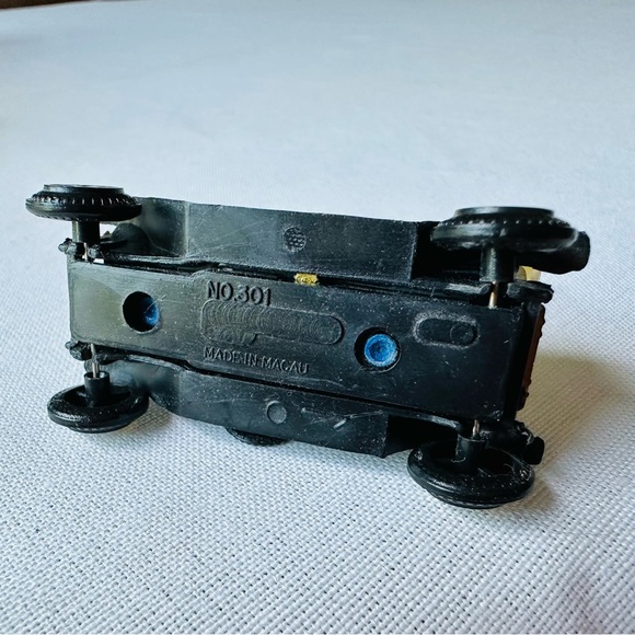 💚 READERS DIGEST VINTAGE COLLECTIBLE MINIATURE 1:64 CLASSIC CAR NO. 301 💥 - Picture 6 of 6